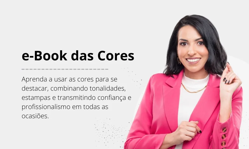 Dany Freitas usando blazer rosa na apresentação de seu e-book