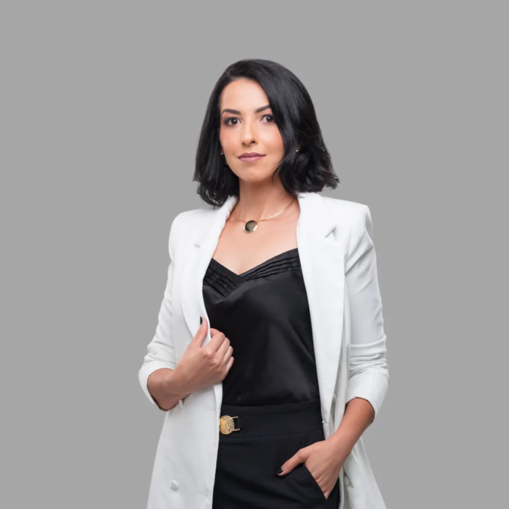 Dany Freitas em retrato profissional com blazer branco e roupa preta